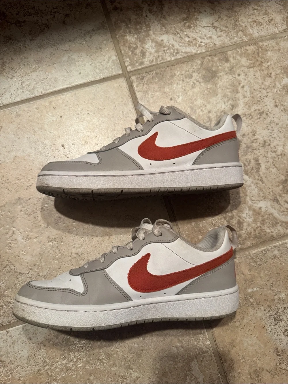 Nike Kids Low-Top Sneakers in White, Gray and Red